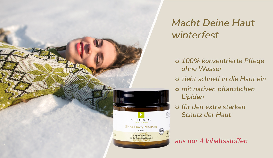 Junge glückliche Frau liegt im Schnee, daneben Greendoor Bodymousse plus Aussage Macht Deine Haut winterfest