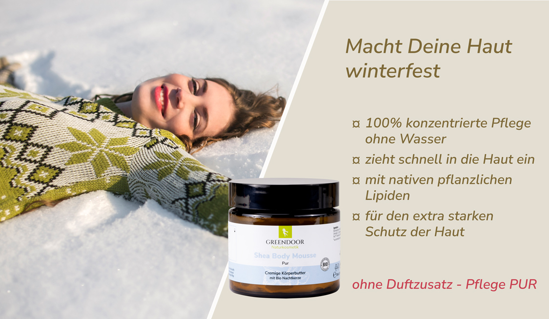Junge glückliche Frau liegt im Schnee, daneben Greendoor Bodymousse plus Aussage Macht Deine Haut winterfest