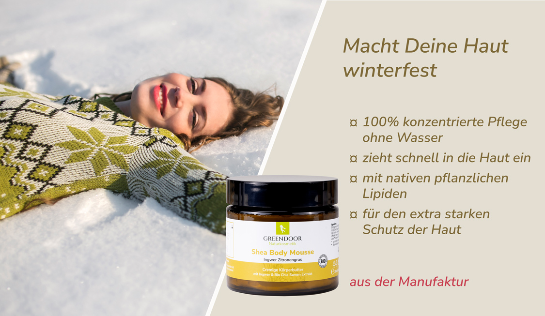 Junge glückliche Frau liegt im Schnee, daneben Greendoor Bodymousse plus Aussage Macht Deine Haut winterfest