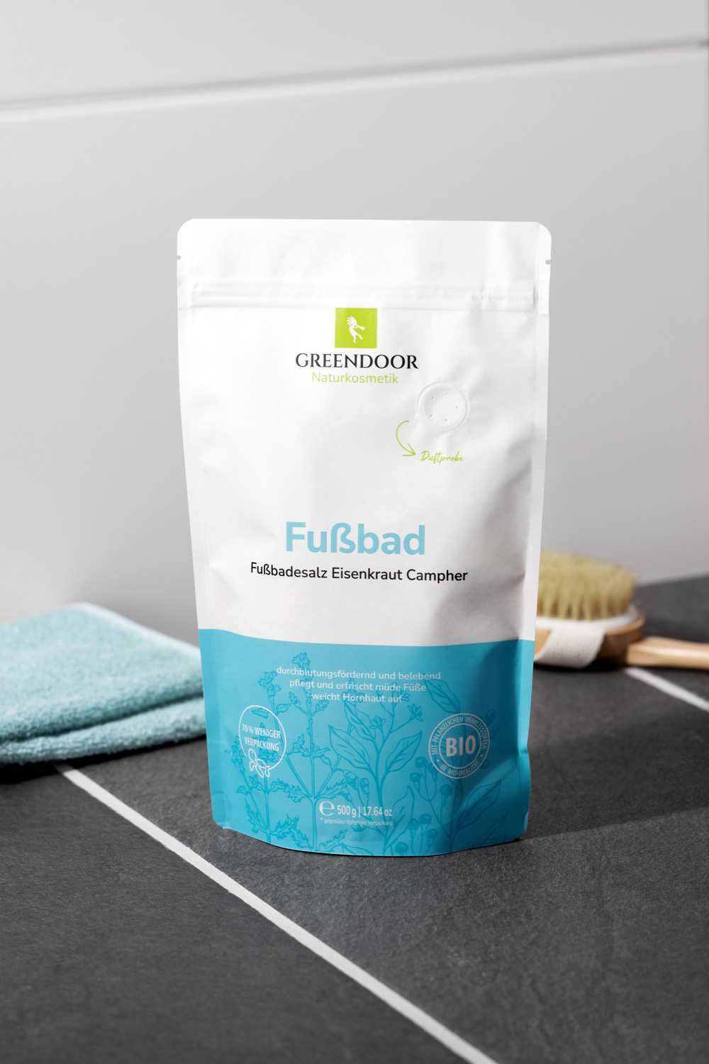 Packung Greendoor Fußbad in Badezimmerumgebung