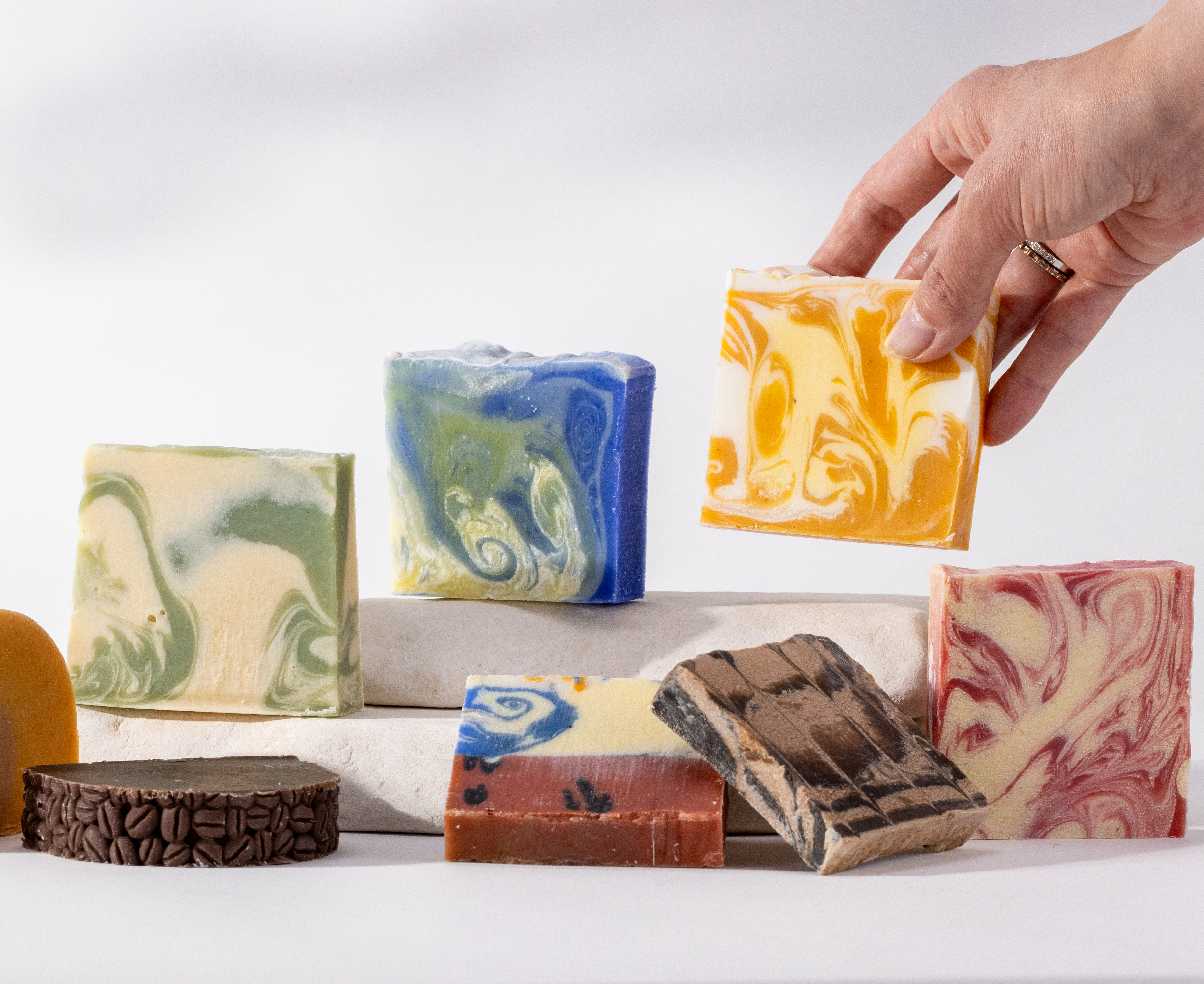 Naturseifen_Blog verschiedene bunte Naturseifenstücke plus Hand