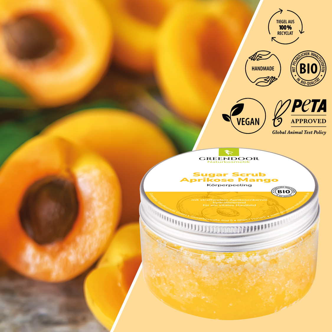 links ganze und aufgeschnittene Aprikosen, rechts ein Tiegel mit Greendoor Sugar Scrub Aprikose Mango sowie Siegeln Handmade, mit Bio Zutaten, Vegan und Peta approved