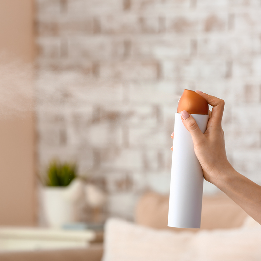 Bildmaterial5 markenlose Sprayflasche, die gerade ein Produkt versprüht mit einem feinen Nebel