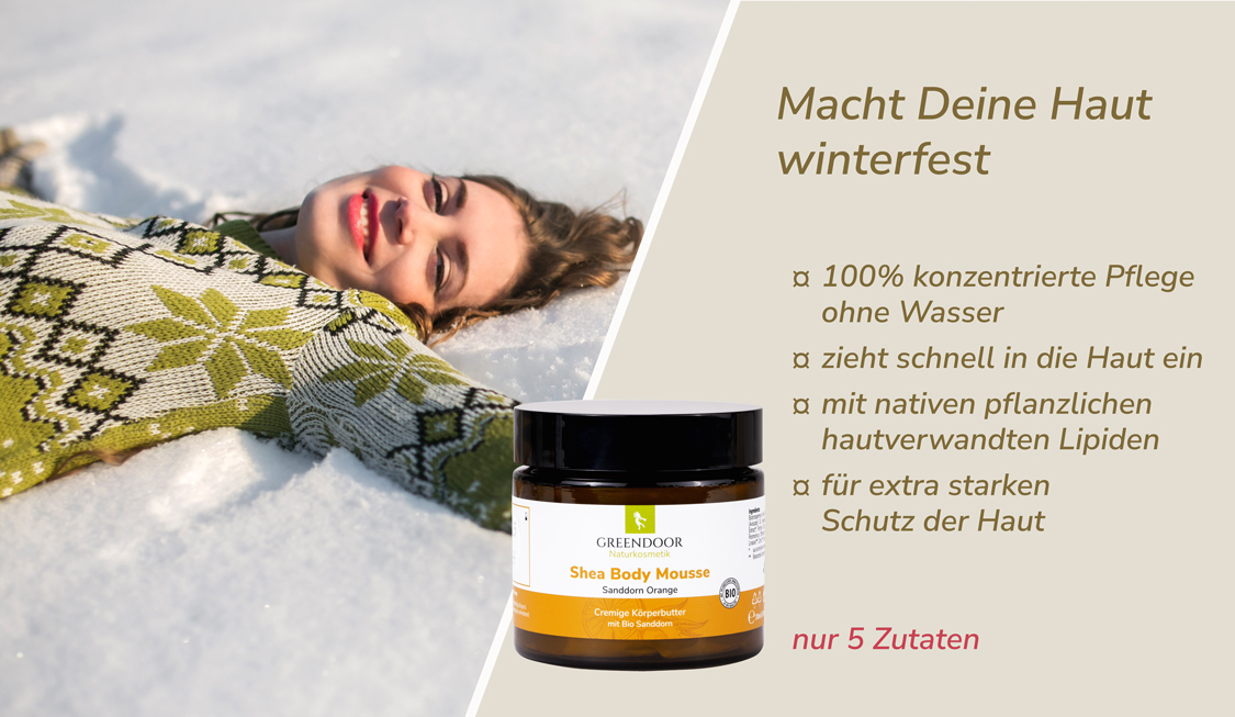 Junge glückliche Frau liegt im Schnee, daneben Greendoor Bodymousse plus Aussage Macht Deine Haut winterfest