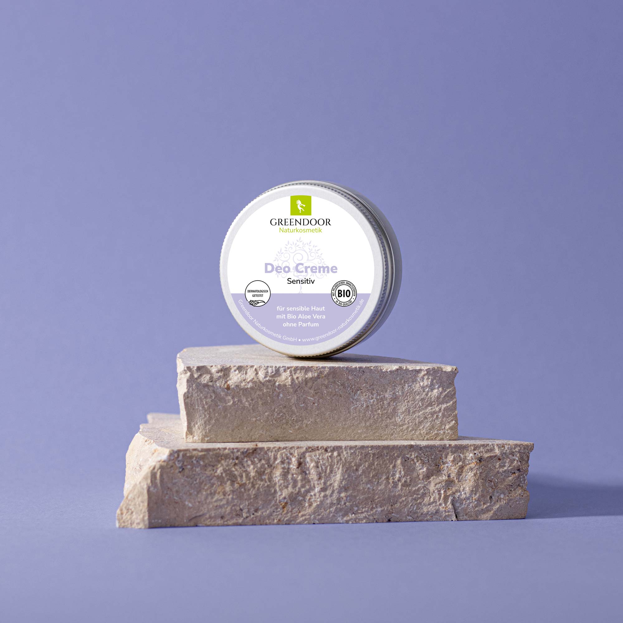 Greendoor Deo Creme Sensitiv auf Stein, ohne Parfum, mit Bio Aloe Vera Greendoor Deo Creme Sensitiv, plastikfrei, geeignet für sensible Haut, präsentiert auf Steinsockel