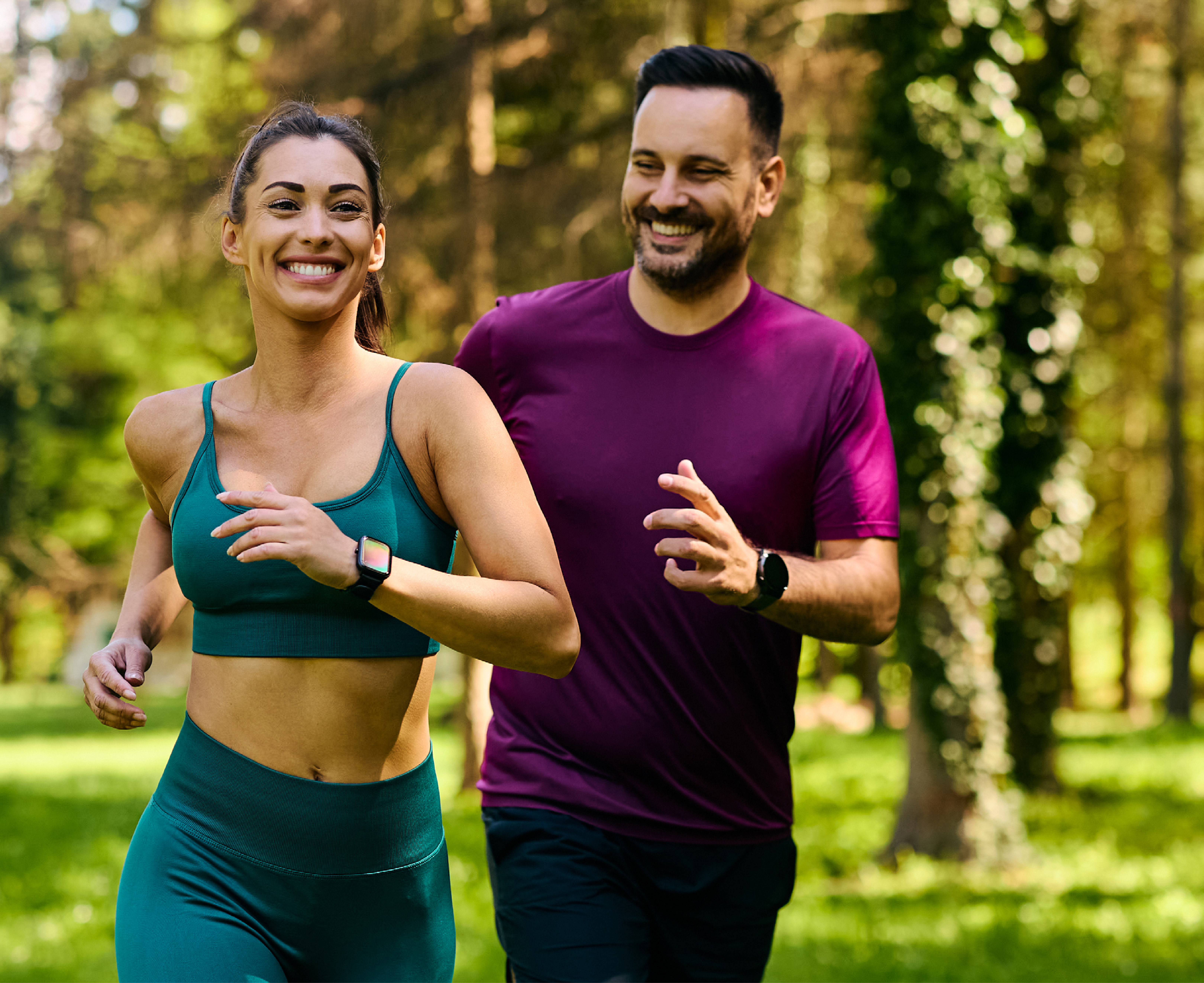 Glückliches junges Paar beim Joggen in der grünen Natur