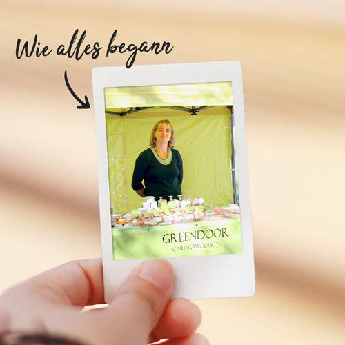 Bildmaterial_Herbst_neu9 Sabine Puchmayr auf einem Polaroidfoto in ihrem Verkaufsstand am Anfang des Unternehmens Greendoor