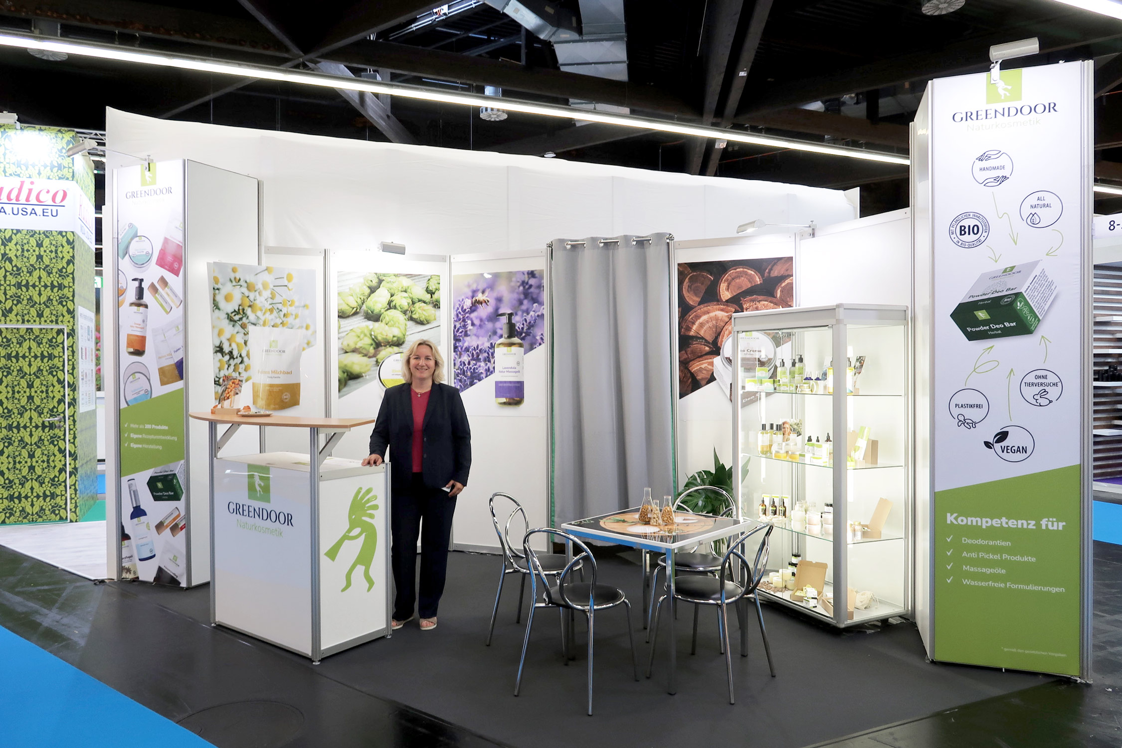 Sabine Puchmayr vor einem Greendoor Messestand