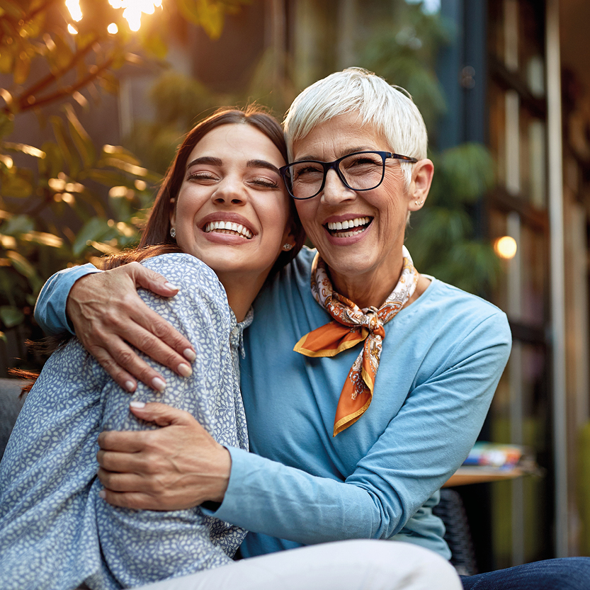 Zwei glückliche Frauen, die eine ist die Mutter der anderen