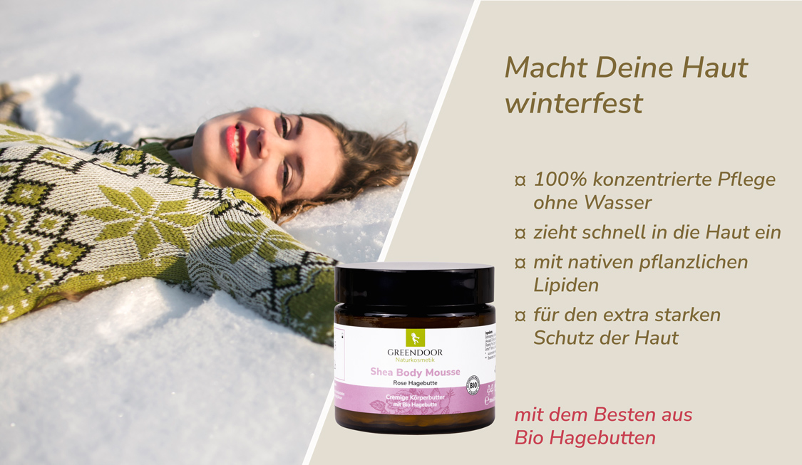 Junge glückliche Frau liegt im Schnee, daneben Greendoor Bodymousse plus Aussage Macht Deine Haut winterfest