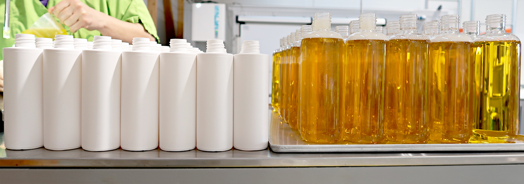 bereits gefüllte sattgelbe Duschgelflaschen in der Greendoor Produktion